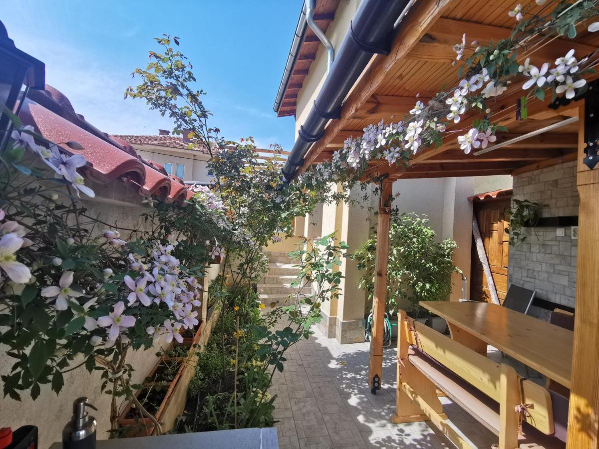 Rose Valley Guest House Kazanlŭk Exterior photo