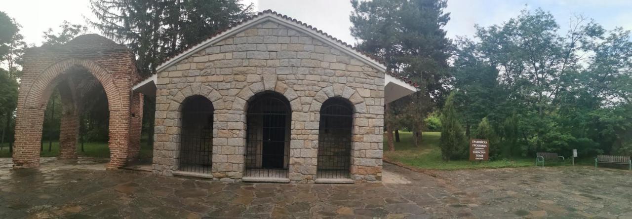 Rose Valley Guest House Kazanlŭk Exterior photo